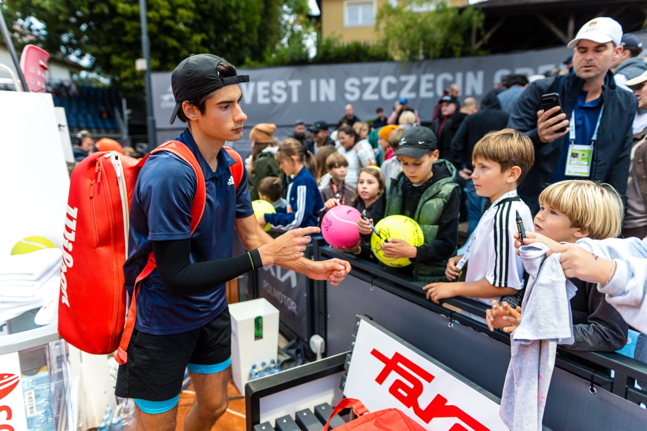 Zawodnik tenisa rozmawia z młodymi fanami po meczu na turnieju Invest in Szczecin Open 2026.