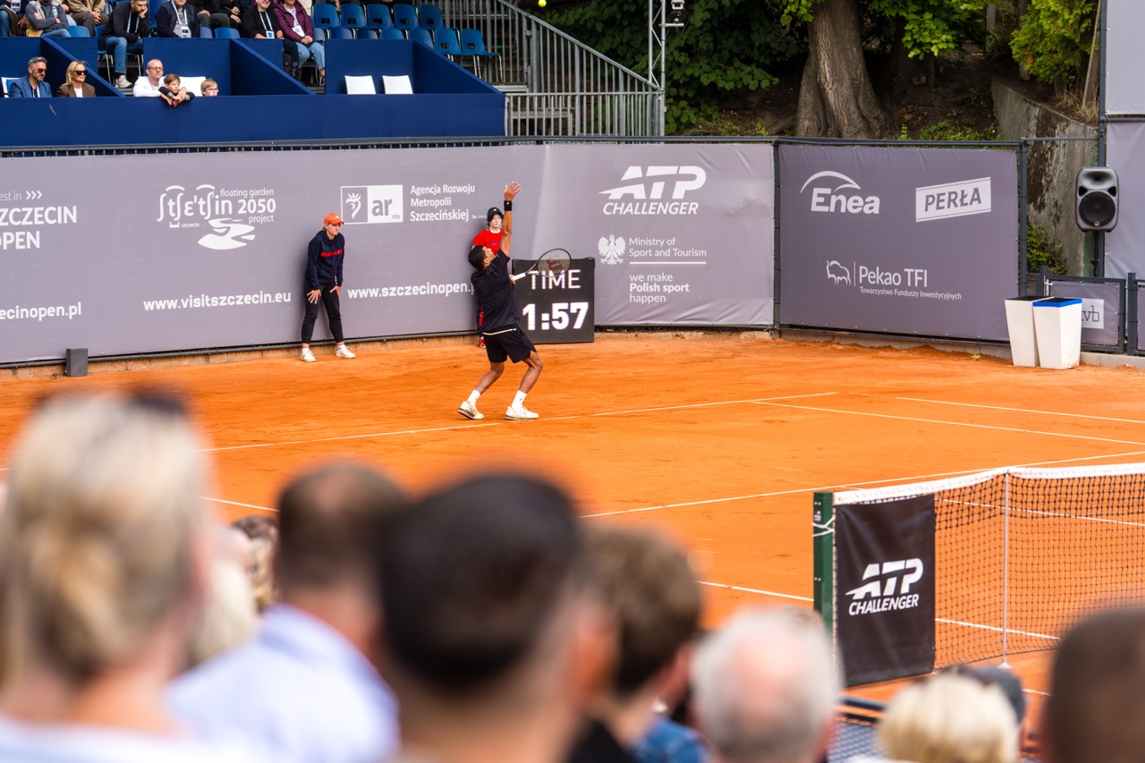 Zawodnik przygotowujący się do serwisu na korcie podczas turnieju Invest in Szczecin Open 2026.