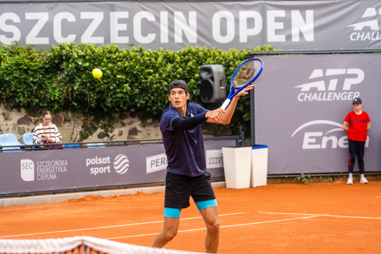 Zawodnik w trakcie wymiany na korcie tenisowym podczas Invest in Szczecin Open 2026, z piłką w powietrzu.
