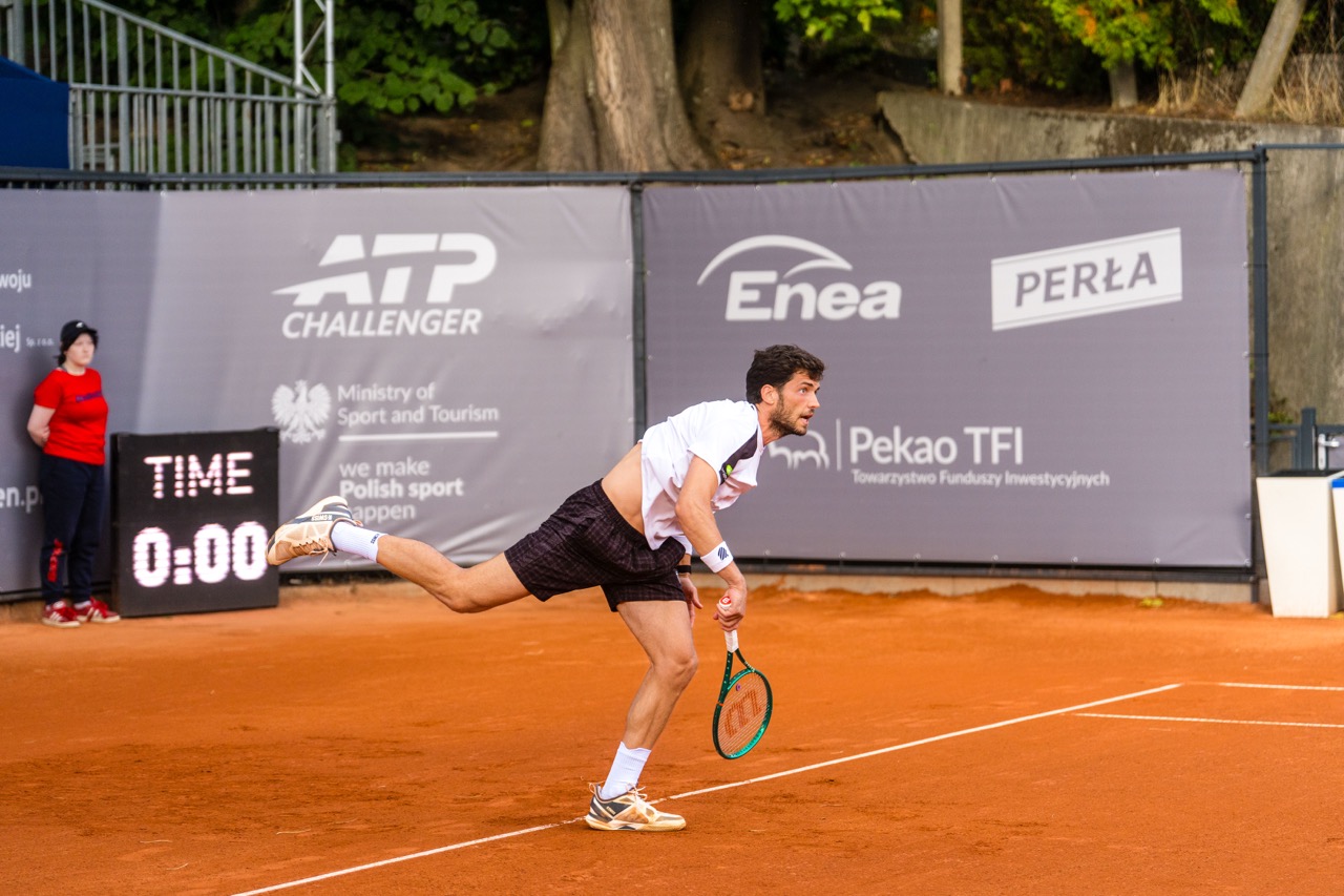 Zawodnik w trakcie serwisu na korcie tenisowym podczas turnieju Invest in Szczecin Open 2026.