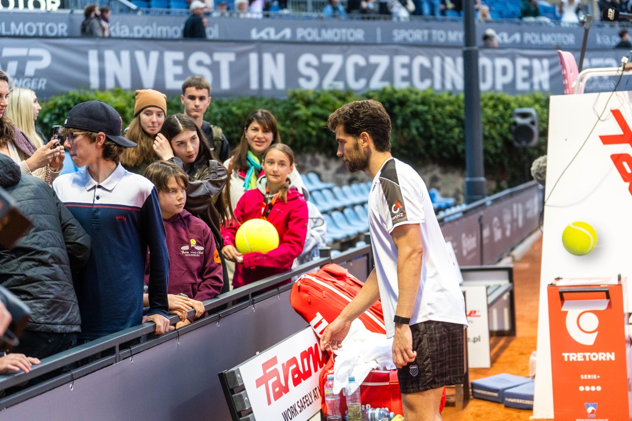 Zawodnik tenisa rozmawia z kibicami przy korcie podczas turnieju Invest in Szczecin Open 2026.