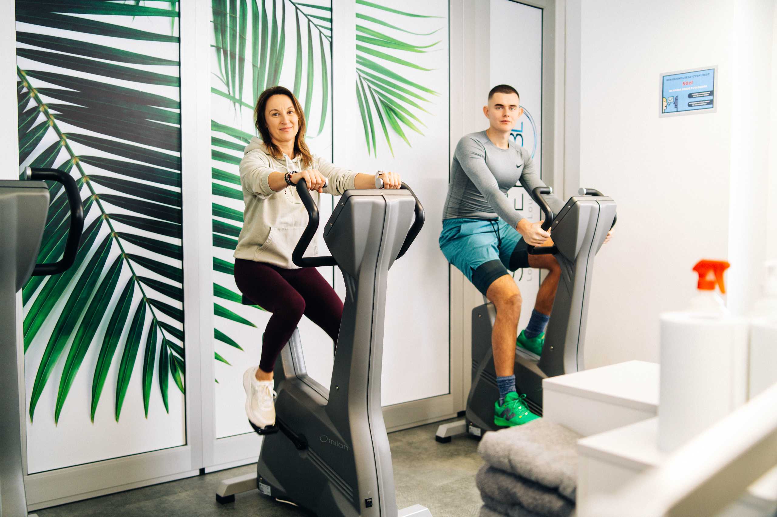 Trenerzy w akcji na urządzeniach cardio w Klubie Fitnes 3L w Mierzynie, Szczecin.