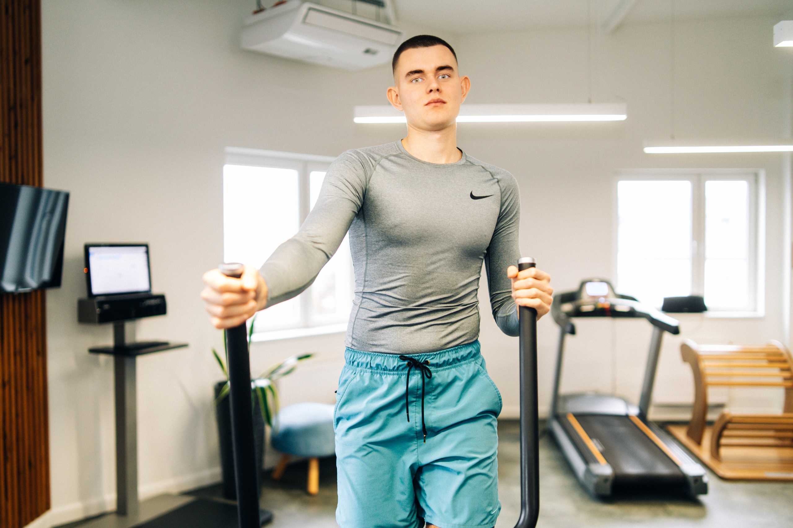 Trener na urządzeniu eliptycznym w Klubie Fitnes 3L w Mierzynie, prezentujący profesjonalne podejście do treningu.