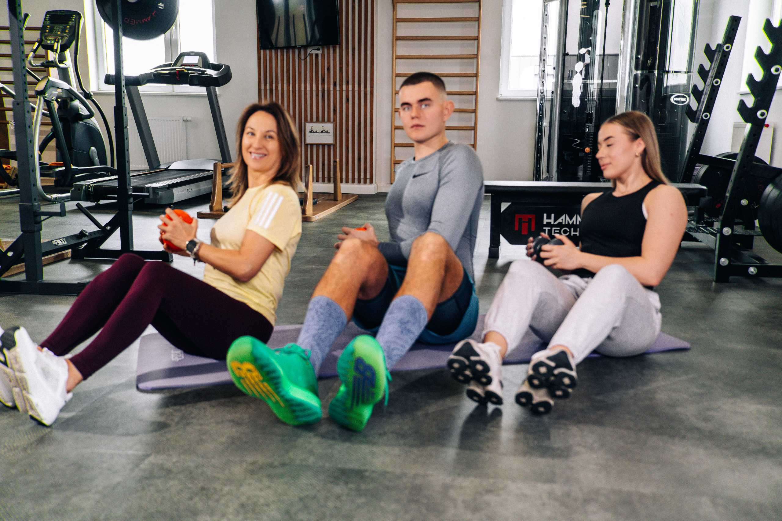 Trenerzy w akcji podczas ćwiczeń na macie w Klubie Fitnes 3L w Mierzynie, Szczecin.