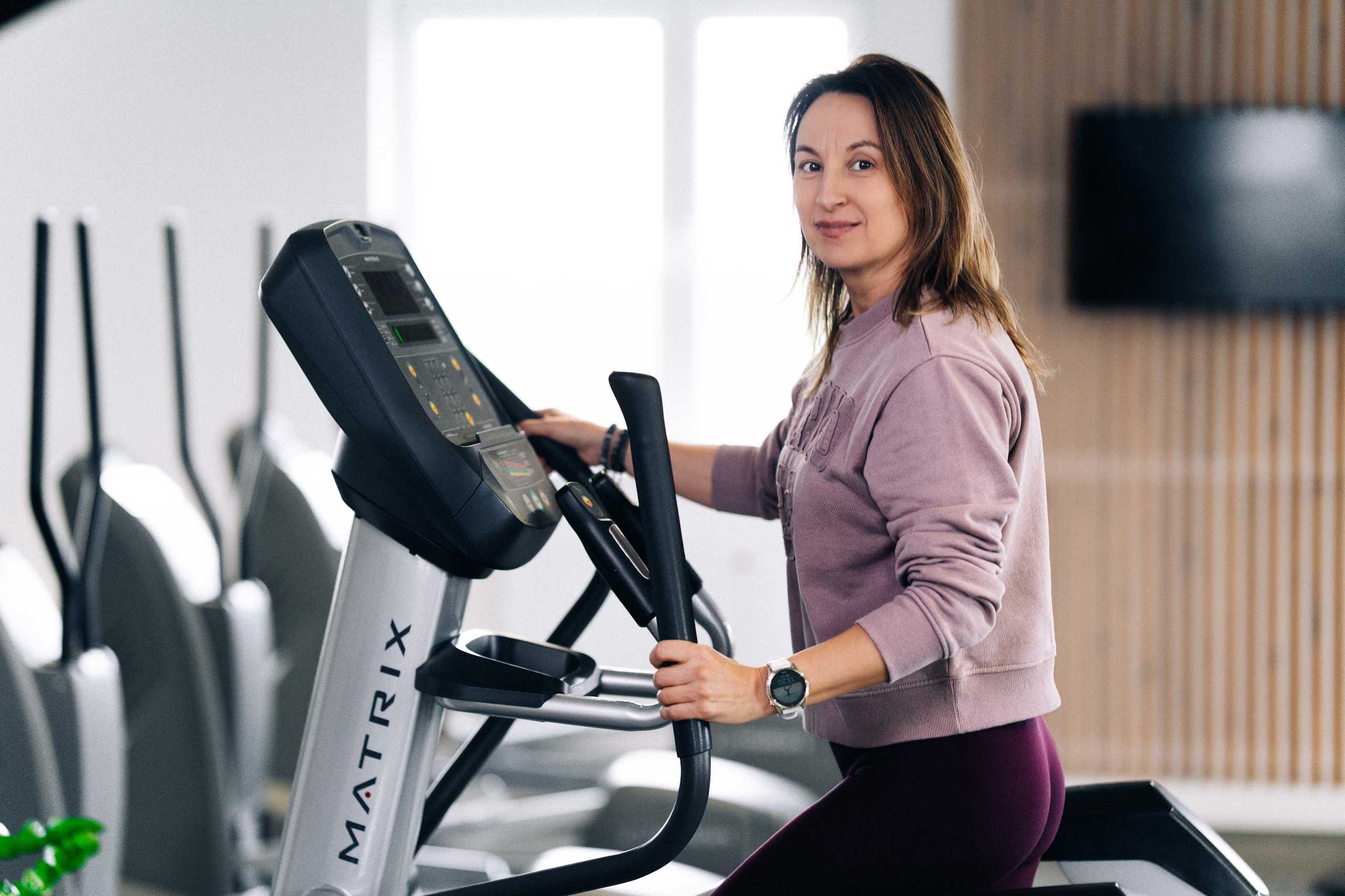 Trenerka na urządzeniu cardio w Klubie Fitnes 3L w Mierzynie, pokazująca profesjonalne podejście do treningu.