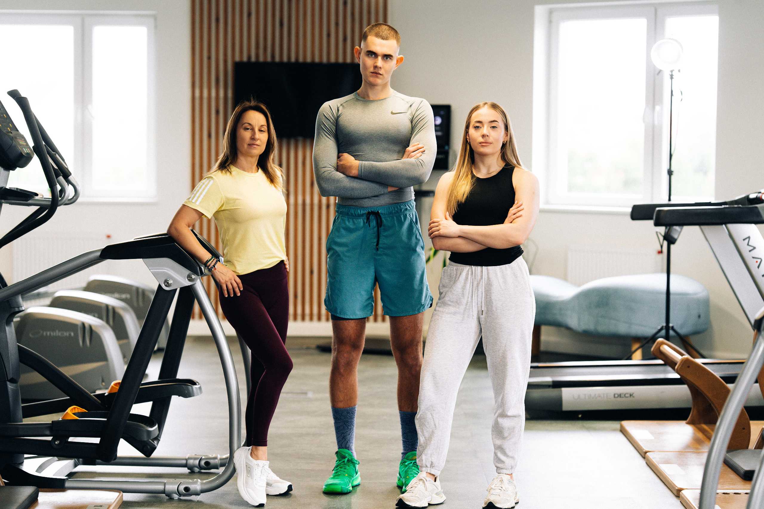 Trenerzy w Klubie Fitnes 3L w Mierzynie, prezentujący różnorodność stylów treningowych w nowoczesnym wnętrzu.