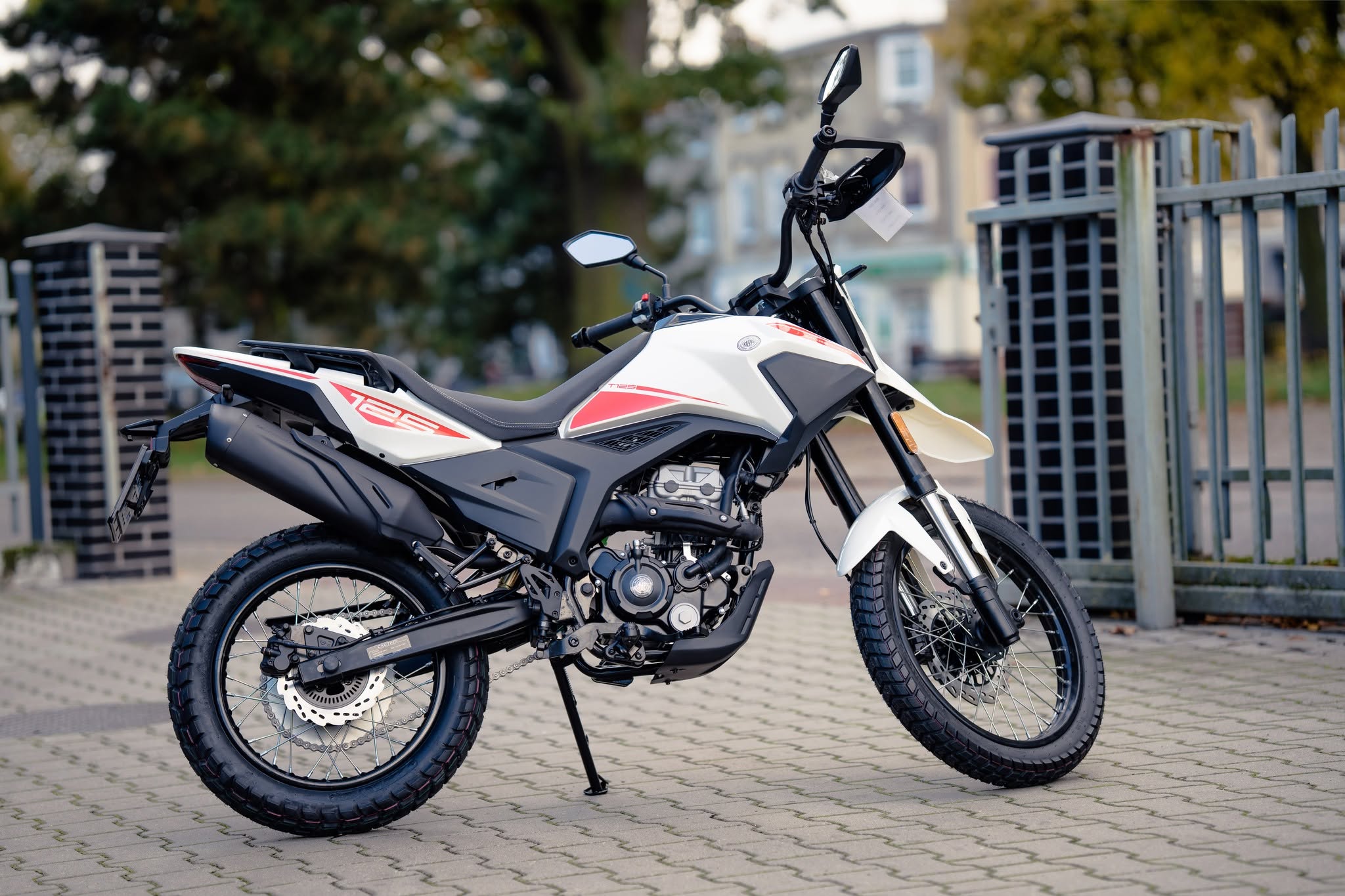 Fotografia eventowa w Szczecinie — motocykl na tle miejskiego krajobrazu podczas wydarzenia GarazMotor.pl.