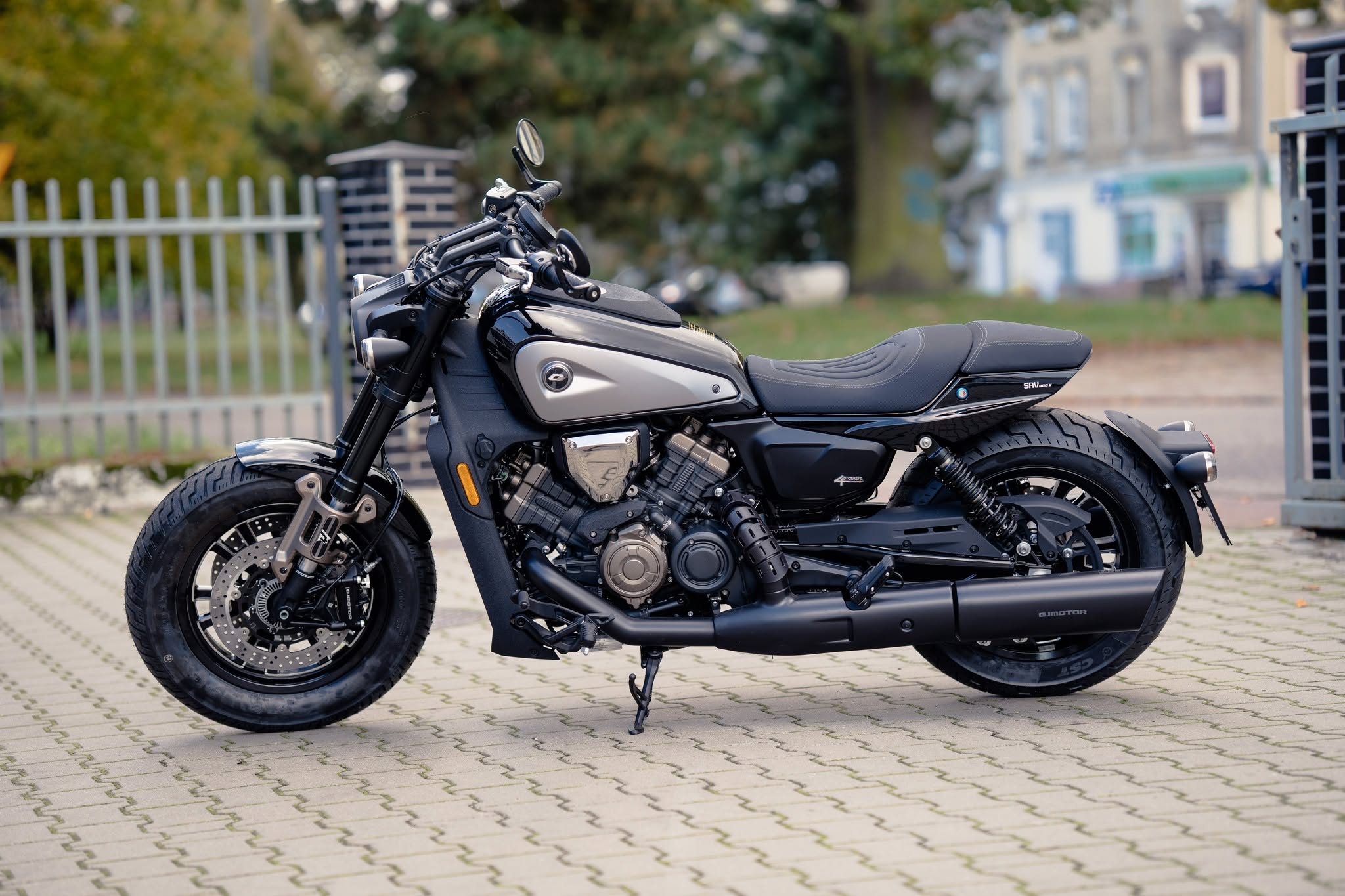 Fotografia eventowa dla GarazMotor.pl w Szczecinie — motocykl na tle miejskiego krajobrazu.