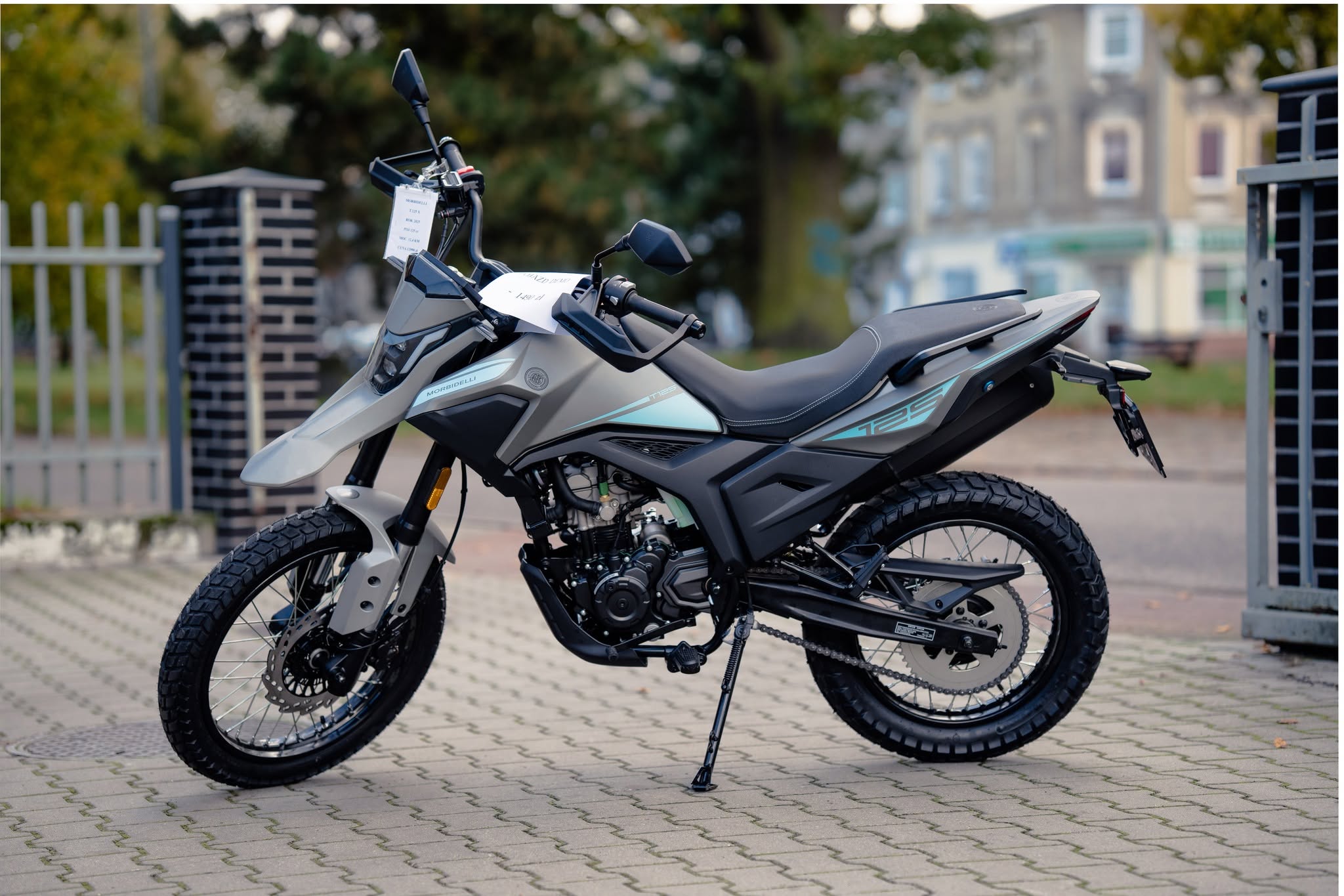 Fotografia eventowa dla GarazMotor.pl w Szczecinie — motocykl na wystawie przed serwisem.