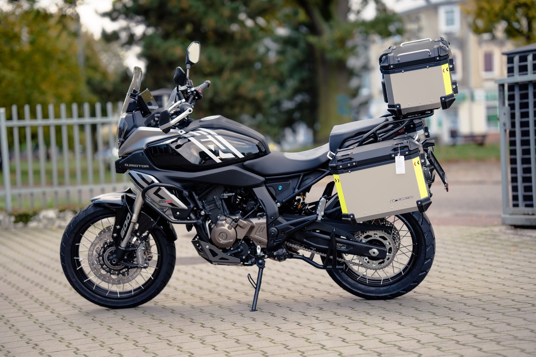Fotografia eventowa w Szczecinie — motocykl na tle zieleni podczas wydarzenia GarazMotor.pl.