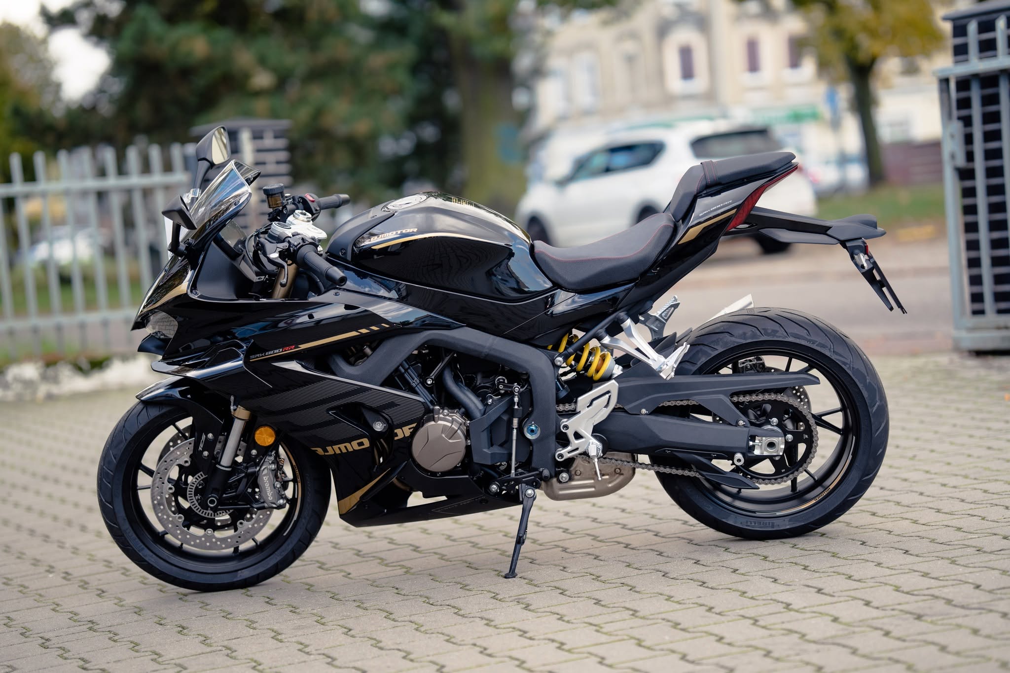 Fotografia eventowa z GarazMotor.pl w Szczecinie — motocykl na tle serwisu motocyklowego.