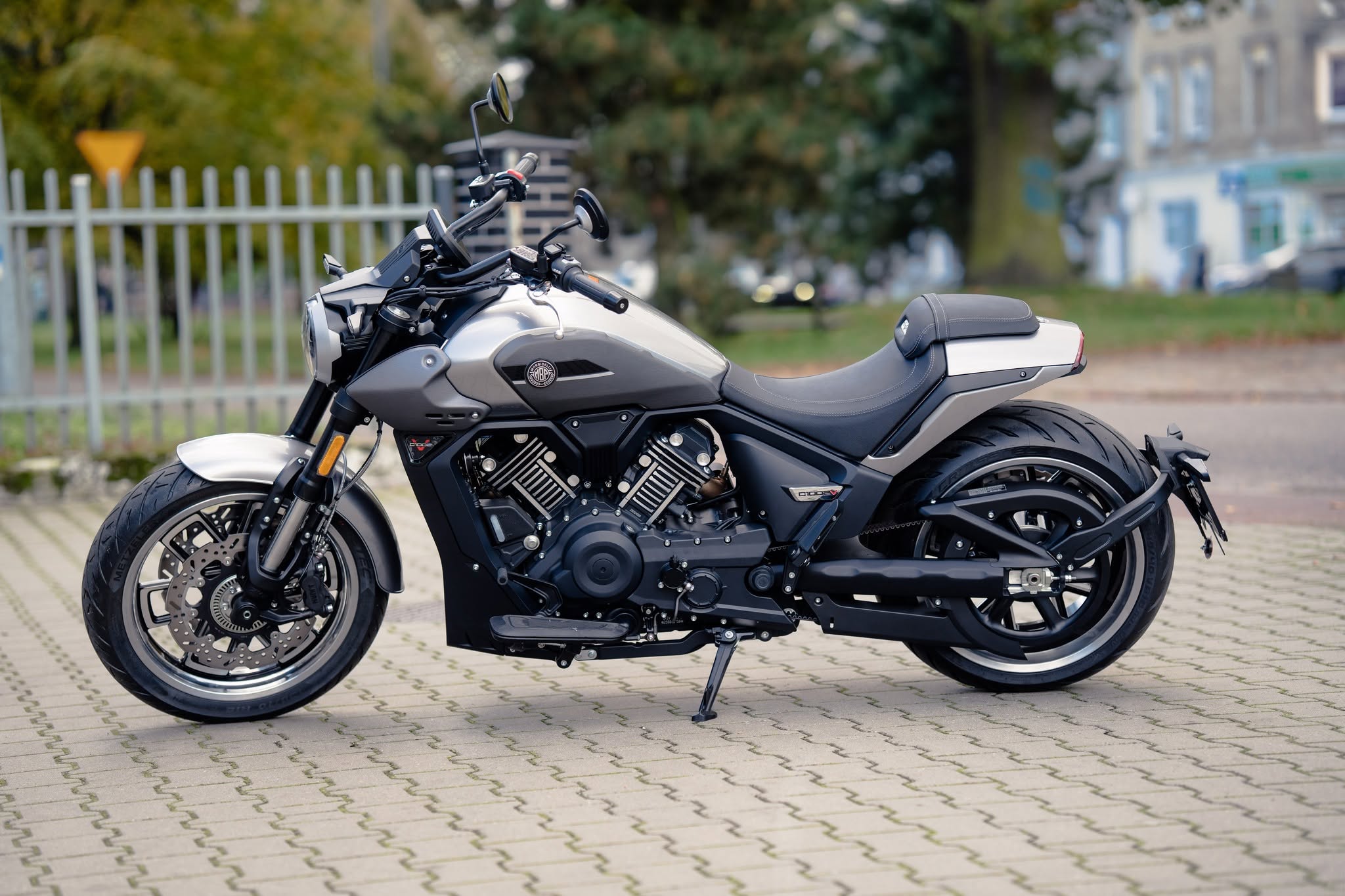Fotografia eventowa w Szczecinie — motocykl na tle serwisu GarazMotor.pl.
