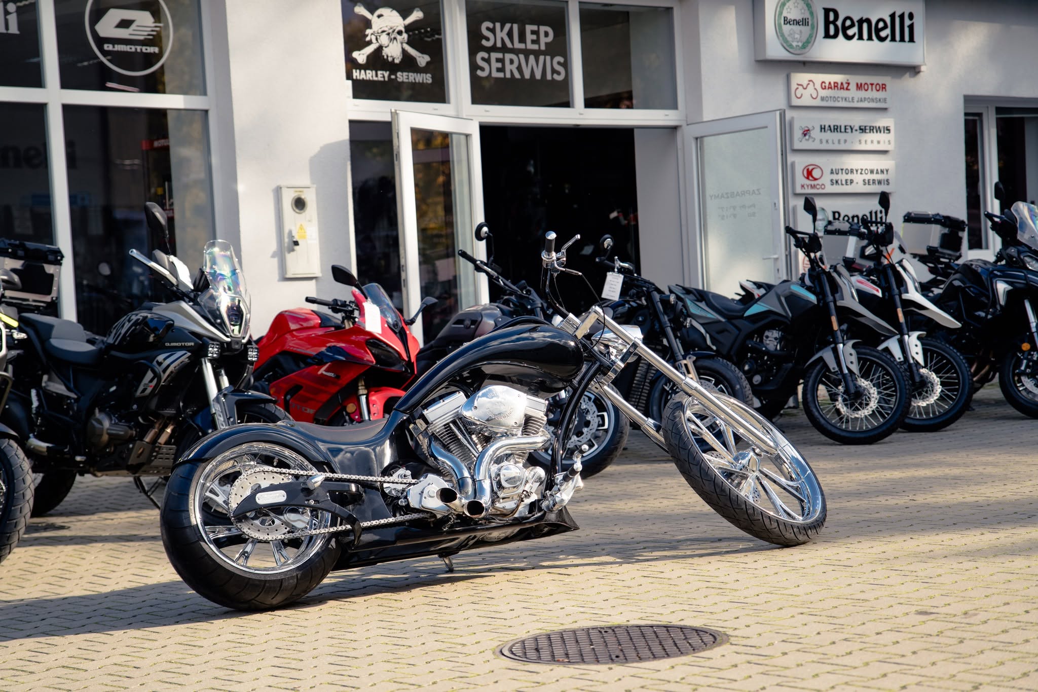 Fotografia eventowa w Szczecinie — motocykl chopper na tle serwisu GarazMotor.pl.