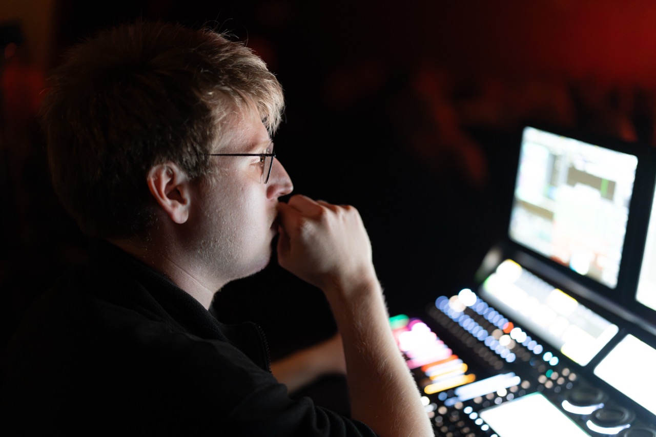 Fotografia koncertowa — operator dźwięku w trakcie pracy nad nagłośnieniem w Filharmonii Szczecińskiej.