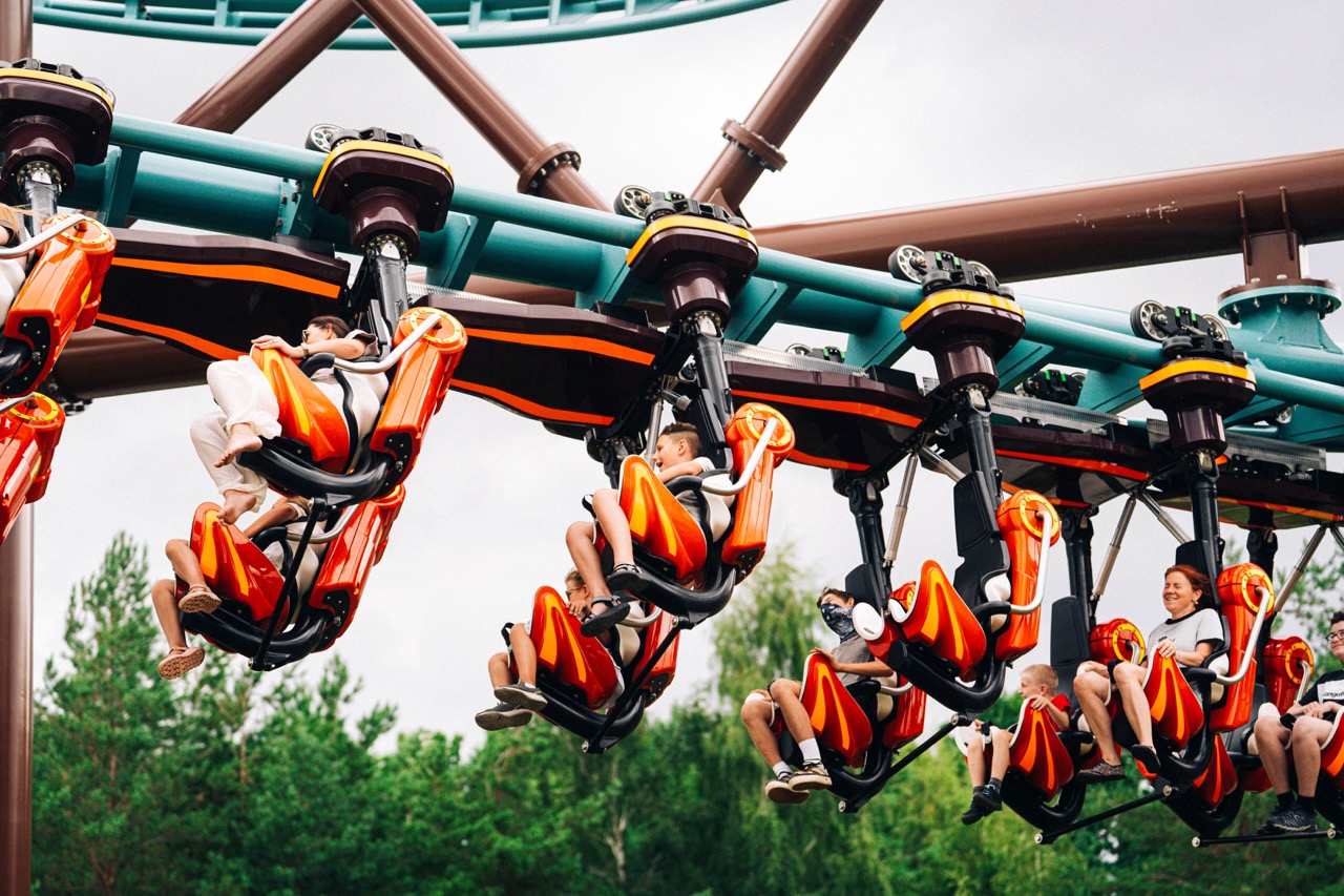 Ujęcia z drona w Hossoland, największym parku rozrywki na Pomorzu — rollercoaster w akcji.