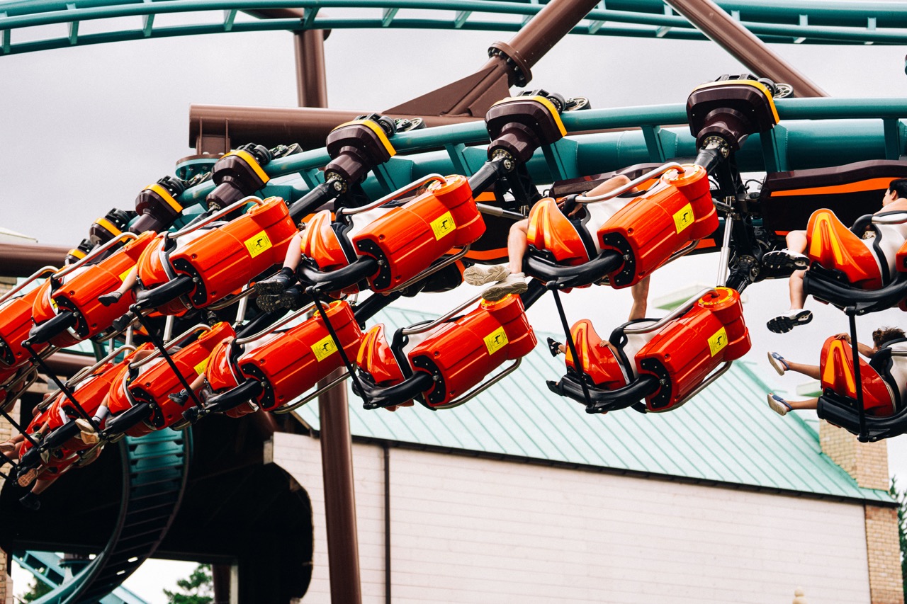 Ujęcia z drona w Hossolandzie — roller coaster z charakterystycznymi wagonikami w parku rozrywki na Pomorzu.