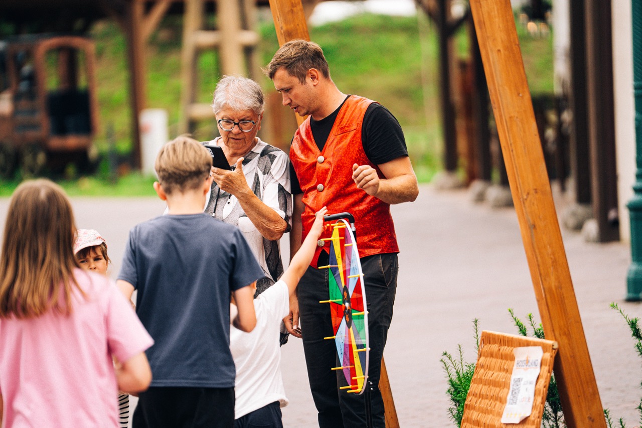 Fotografia z drona w Hossoland — ujęcie z atrakcji parku rozrywki na Pomorzu.