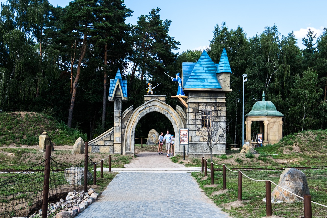 Fotografia z drona przedstawiająca bramę wejściową do parku rozrywki Hossoland na Pomorzu.