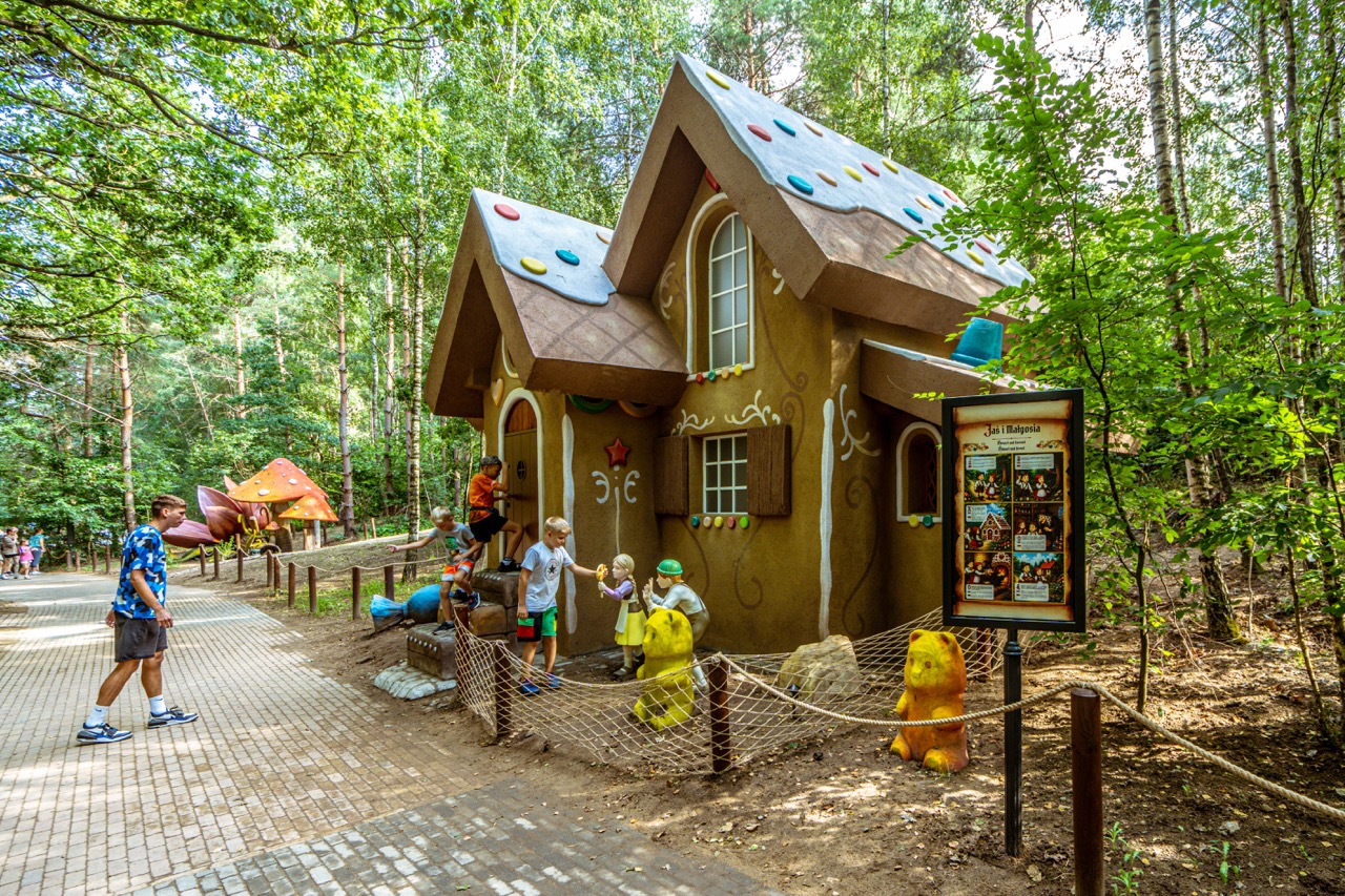 Fotografia z drona przedstawiająca atrakcje w parku rozrywki Hossoland w Szczecinie — kolorowy domek dla dzieci.