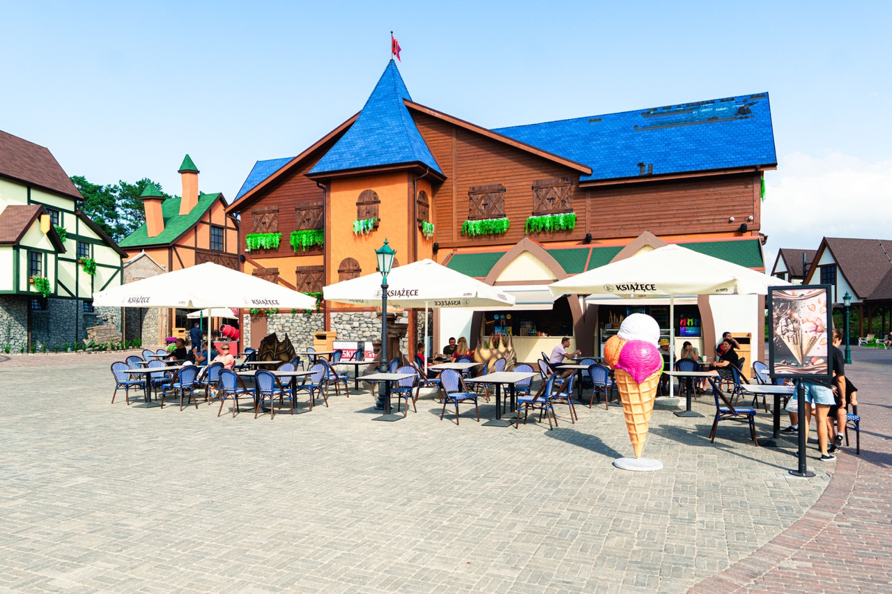 Ujęcie z drona przedstawiające strefę gastronomiczną w parku rozrywki Hossoland w Szczecinie.