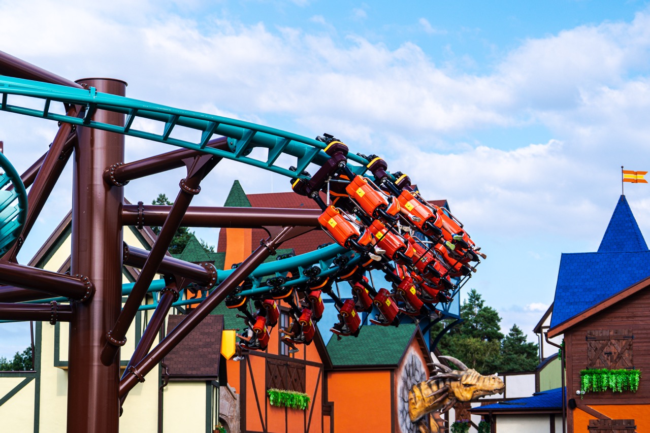 Fotografia z drona przedstawiająca roller coaster w Hossolandzie, największym parku rozrywki na Pomorzu.