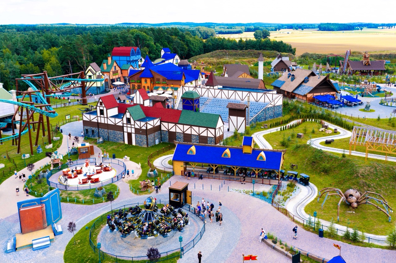Fotografia z drona parku rozrywki Hossoland na Pomorzu — ujęcia lotnicze atrakcji i infrastruktury.