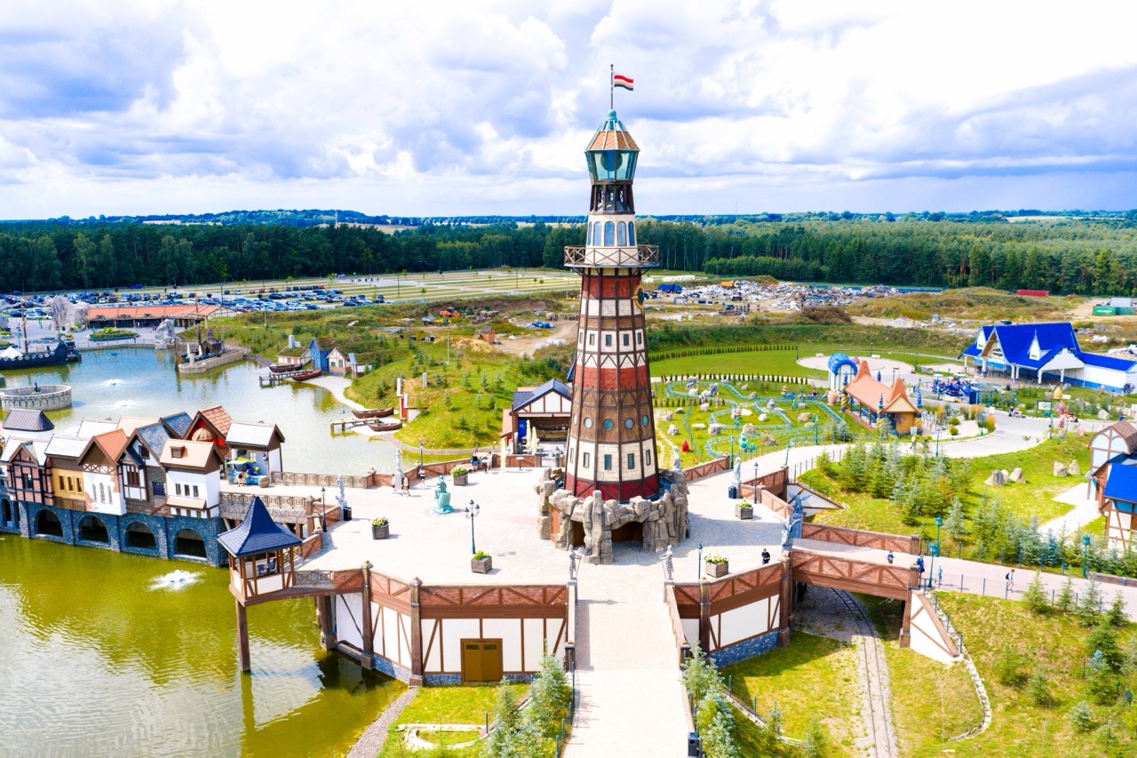 Fotografia z drona przedstawiająca Hossoland, największy park rozrywki na Pomorzu, z charakterystyczną wieżą.