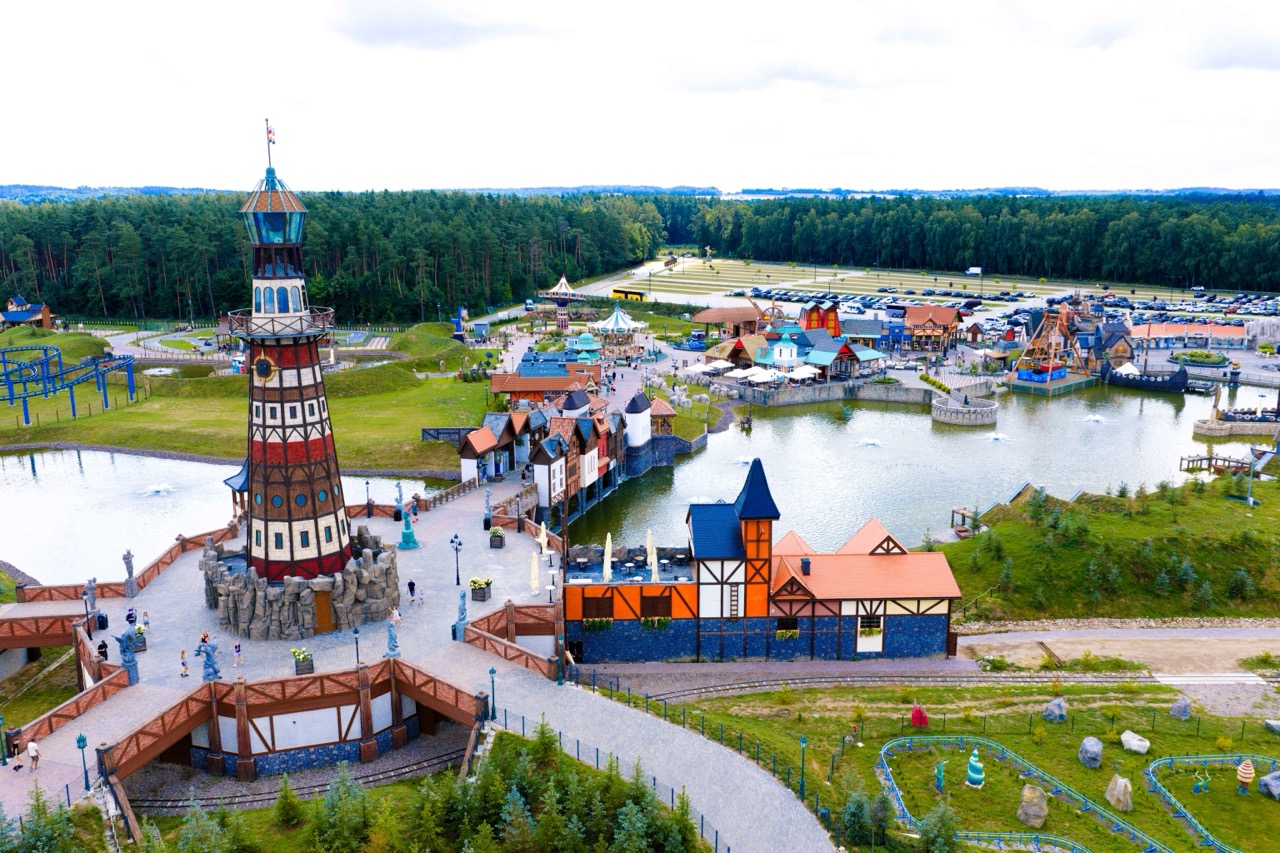 Fotografia z drona Hossoland w Szczecinie — widok na park rozrywki z atrakcjami i terenem zielonym.