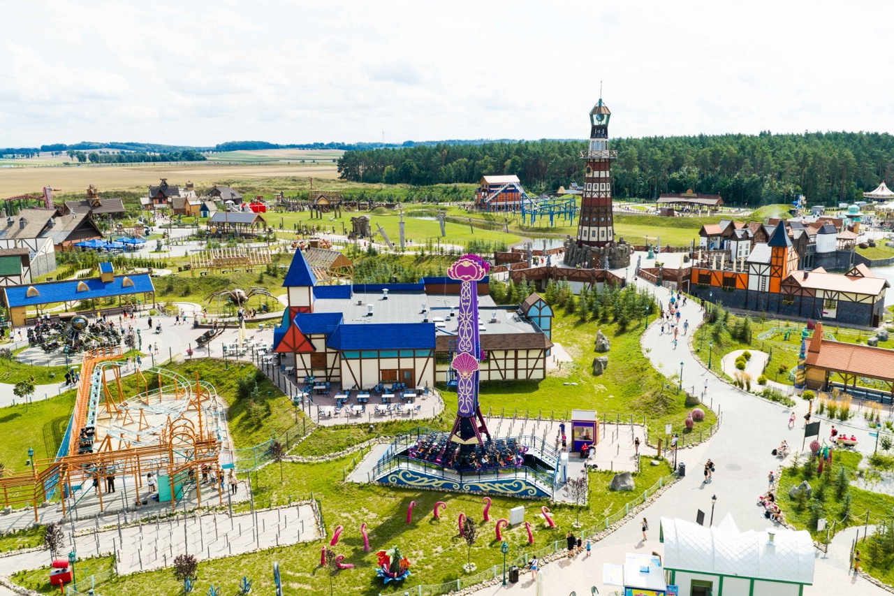 Fotografia z drona parku rozrywki Hossoland na Pomorzu — spektakularne ujęcia atrakcji i krajobrazu.