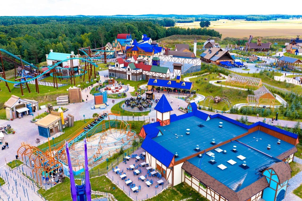 Fotografia z drona przedstawiająca park rozrywki Hossoland na Pomorzu, z atrakcjami i zielenią w tle.