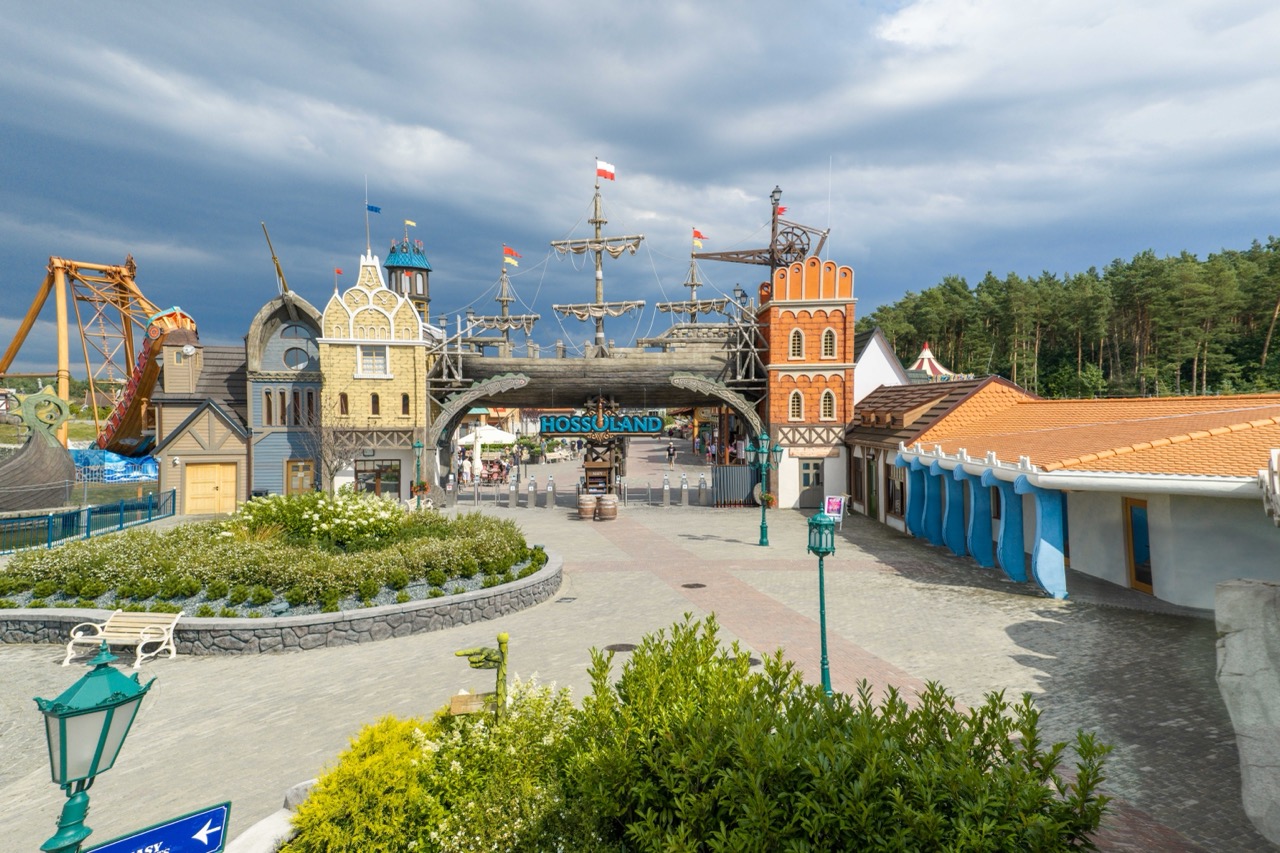 Fotografia z drona przedstawiająca wejście do parku rozrywki Hossoland na Pomorzu.