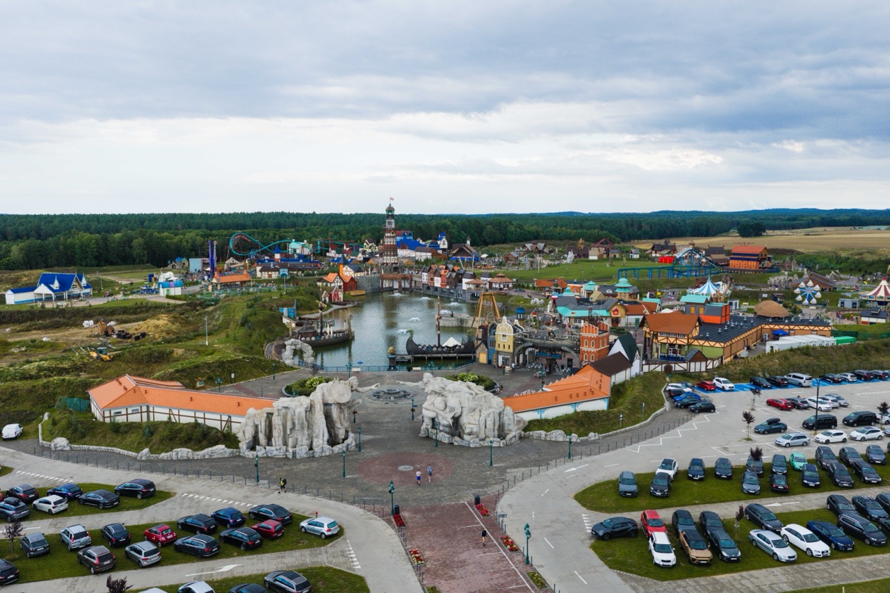 Fotografia z drona parku rozrywki Hossoland w Szczecinie — spektakularne ujęcie atrakcji i otoczenia.