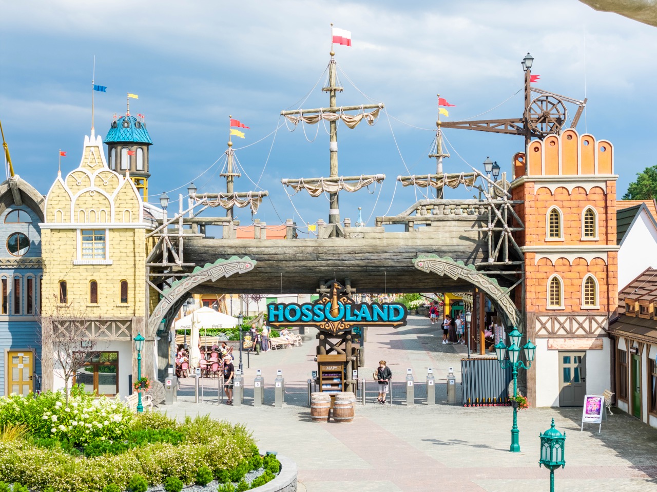 Fotografia z drona przedstawiająca wejście do parku rozrywki Hossoland w Szczecinie.