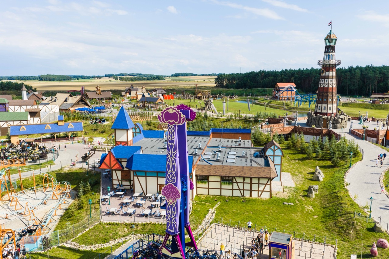 Fotografia z drona parku rozrywki Hossoland na Pomorzu — widok na atrakcje i tereny zielone.