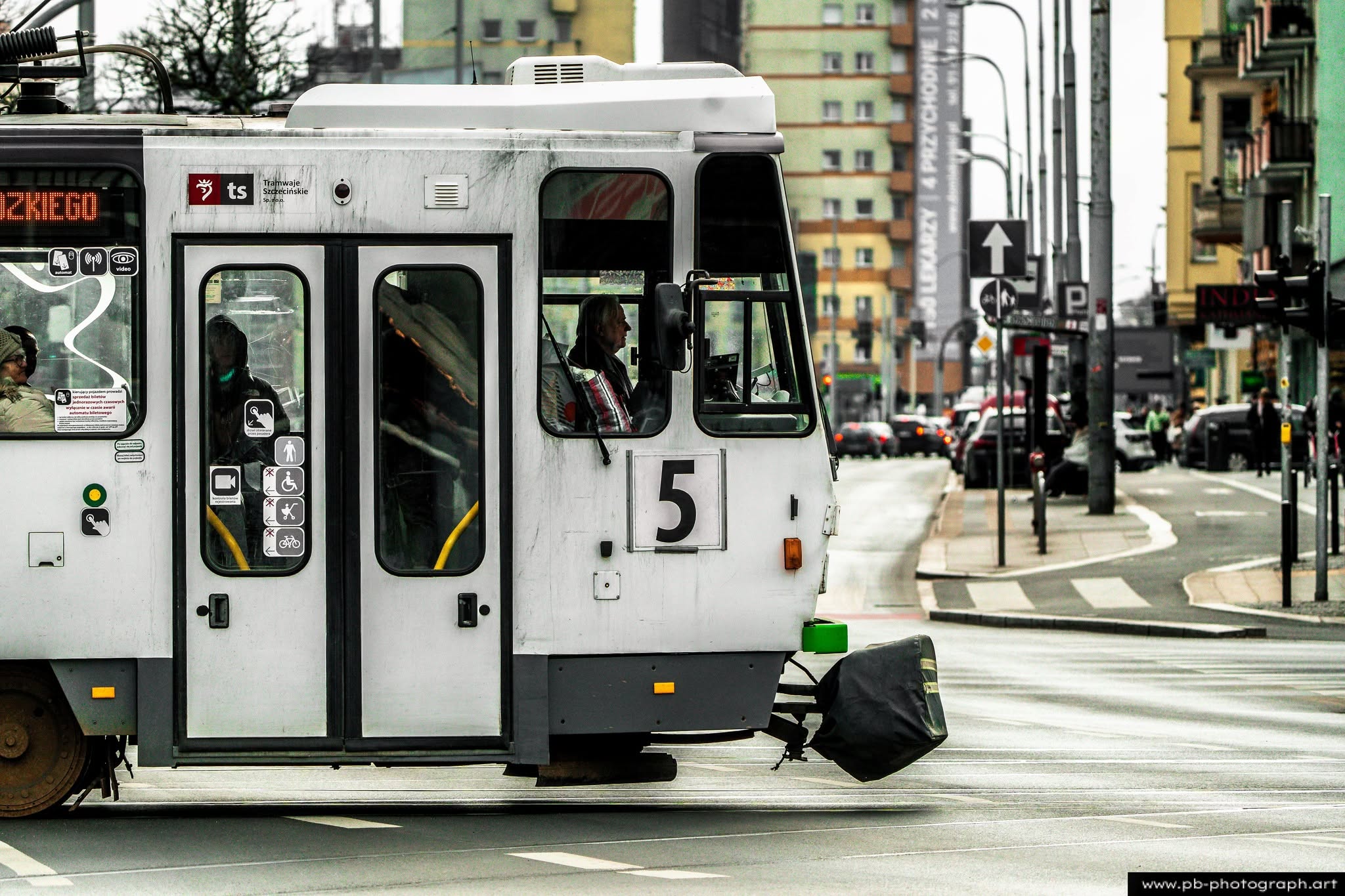 Tramwaj linii 5 na ulicach Szczecina, uchwycony z bliska w ruchu miejskim.