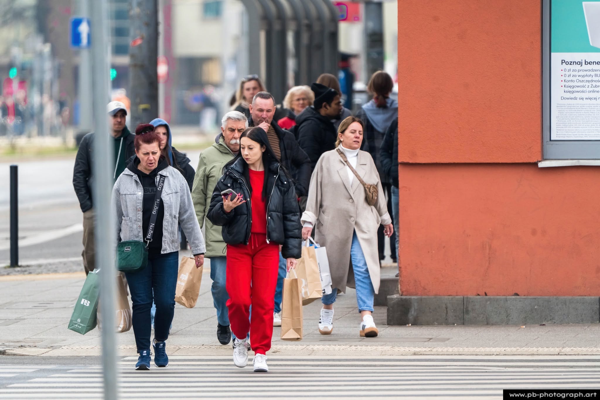 Fotografia uliczna w Szczecinie — przechodnie na pasach, wśród miejskiego zgiełku.