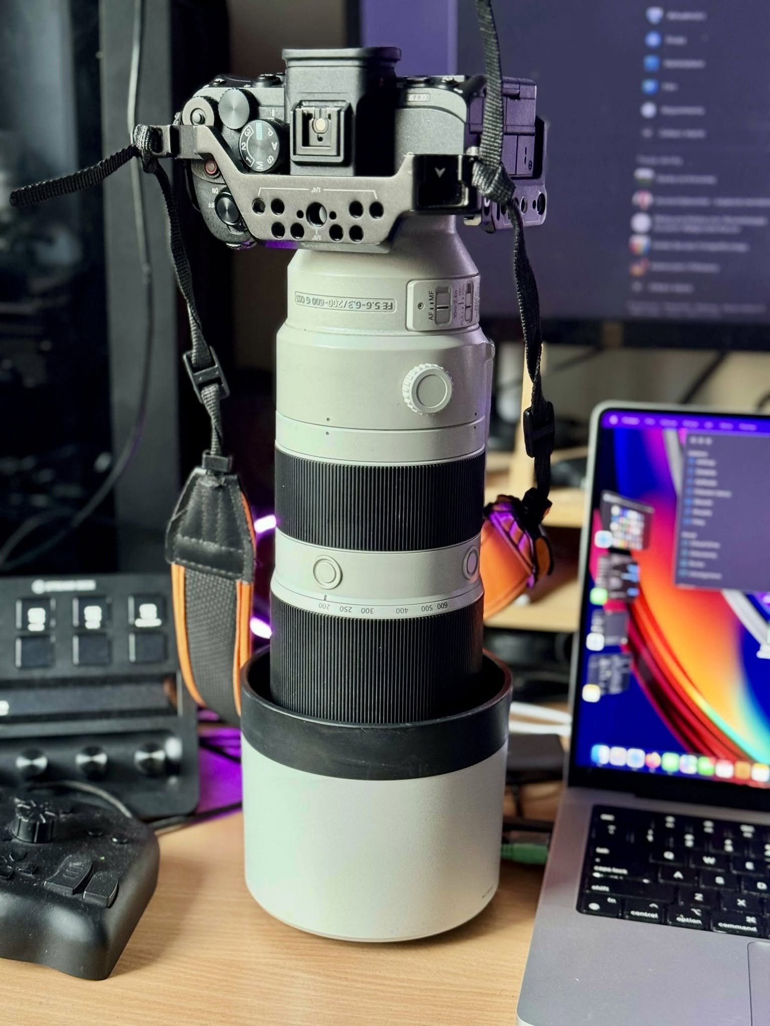 Super teleobiektyw Sony 200-600 na biurku, obok laptopa i sprzętu fotograficznego w Szczecinie.