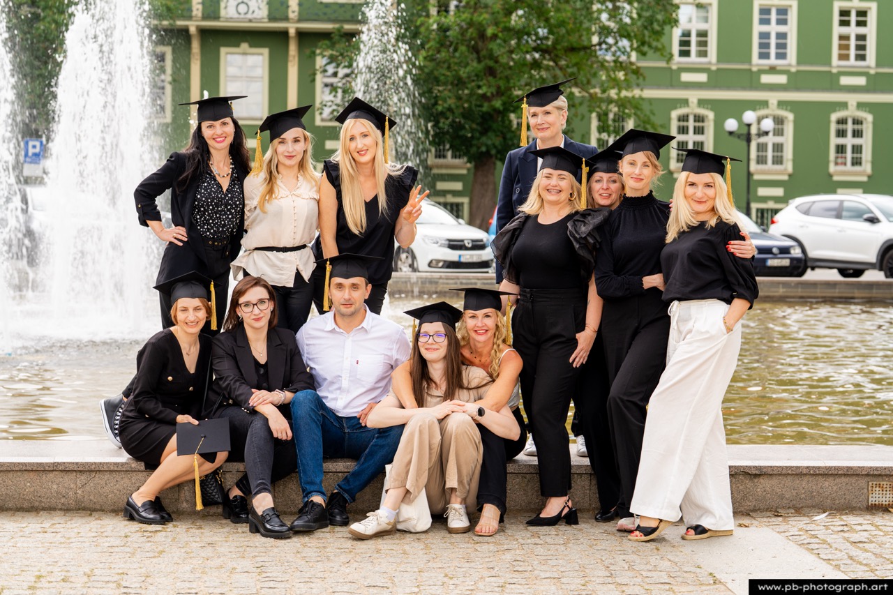 Reportaż z absolutorium w Szczecinie — grupa absolwentów z dyplomami w Parku Kasprowicza.