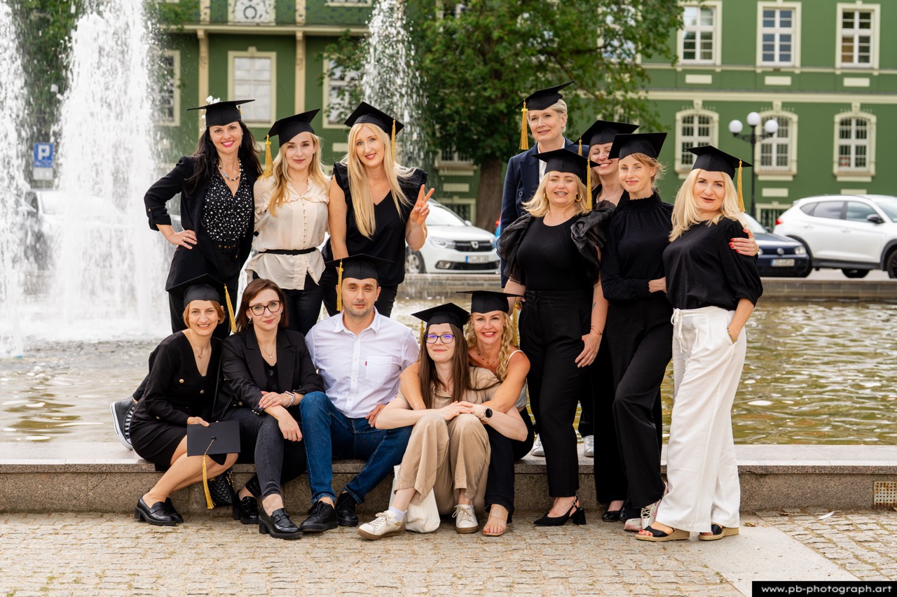 Reportaż z absolutorium w Szczecinie — grupa absolwentów z dyplomami w Parku Kasprowicza.