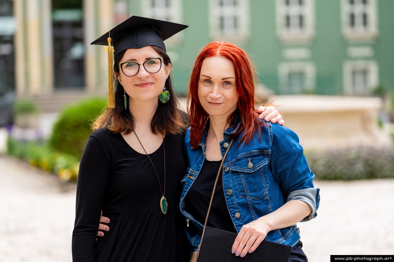 Zakończenie roku w Szczecinie — absolwentka z dyplomem w Parku Kasprowicza z bliską osobą.