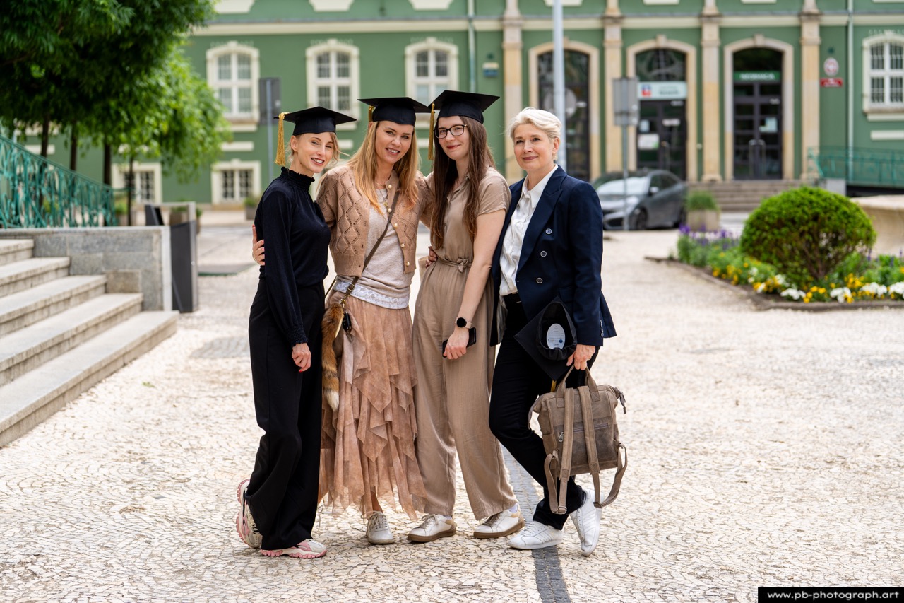 Reportaż z absolutorium w Szczecinie — grupa absolwentek przed Urzędem Miasta w Parku Kasprowicza.