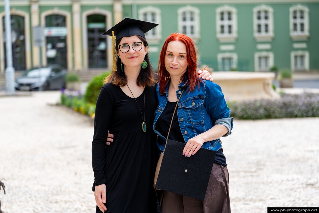 Uczestniczki absolutorium w Parku Kasprowicza w Szczecinie — chwila po rozdaniu dyplomów.