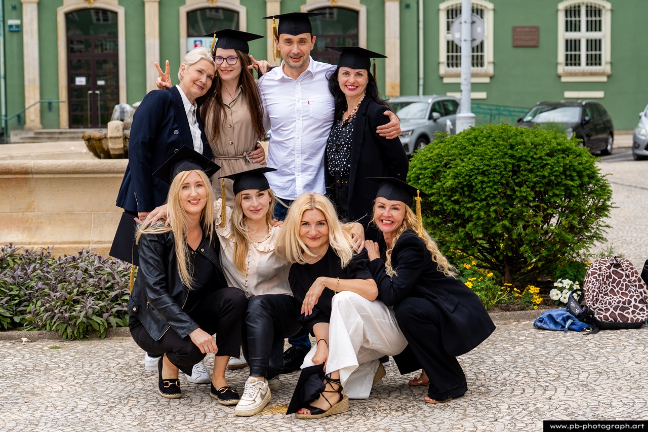 Reportaż z absolutorium w Szczecinie — grupa absolwentów z dyplomami w Parku Kasprowicza.