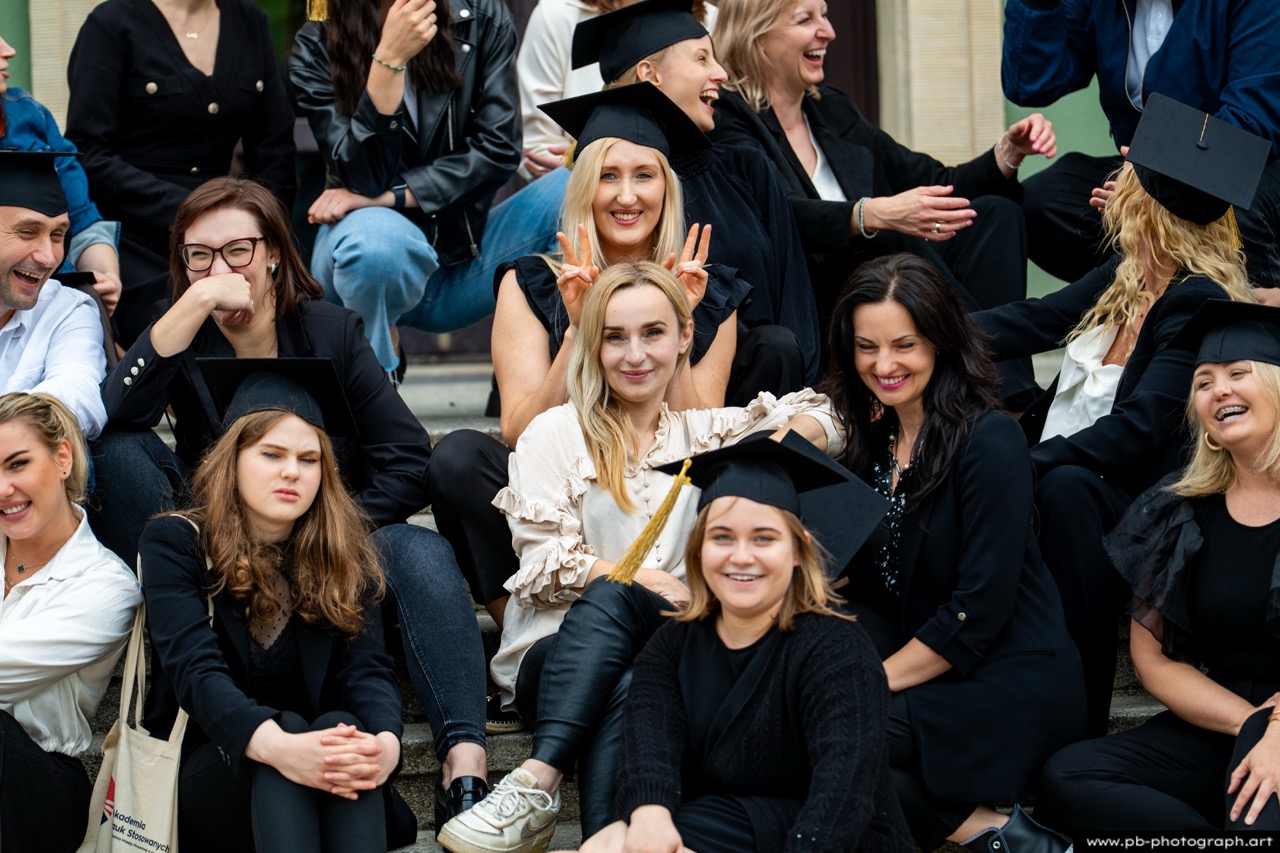 Reportaż z absolutorium w Szczecinie — grupa absolwentów w togach na schodach Urzędu Miasta.