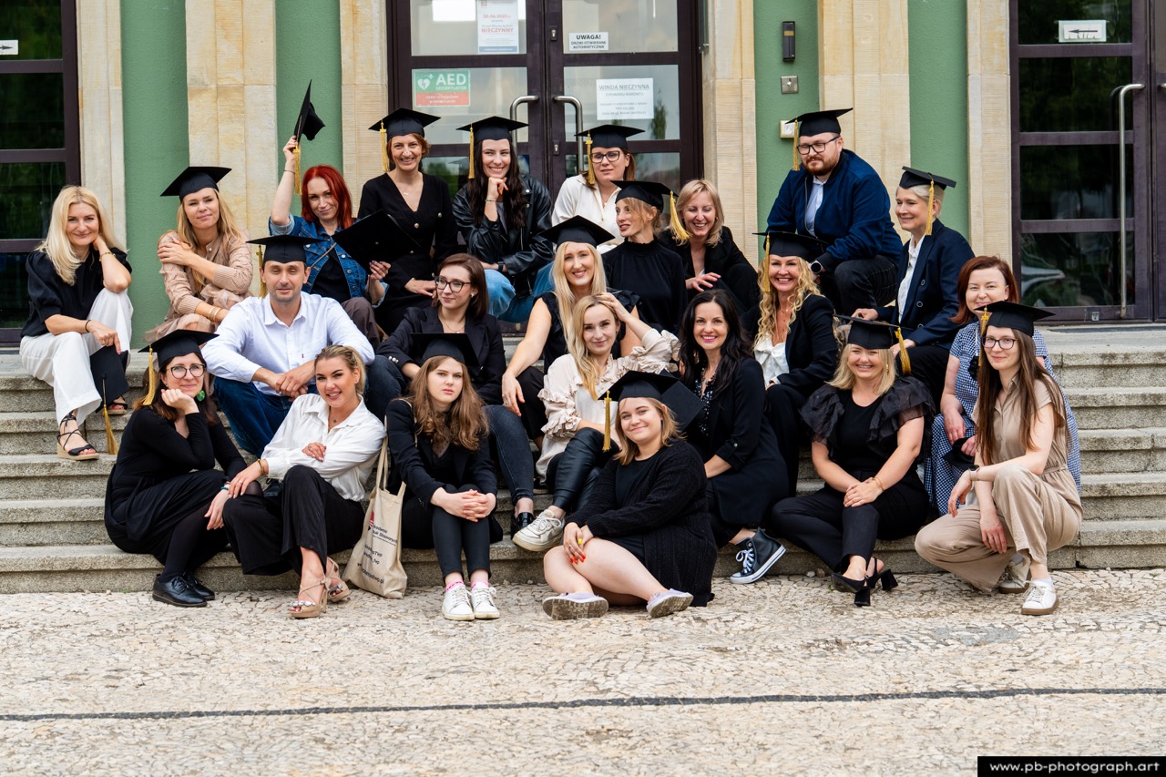 Reportaż z absolutorium w Szczecinie — grupa absolwentów na schodach Urzędu Miasta po rozdaniu dyplomów.