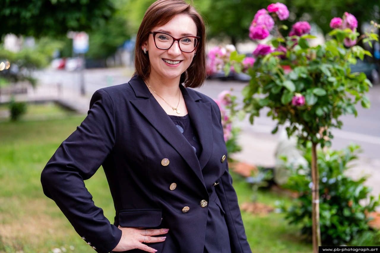 Portret absolwentki podczas uroczystości zakończenia roku w Parku Kasprowicza w Szczecinie.