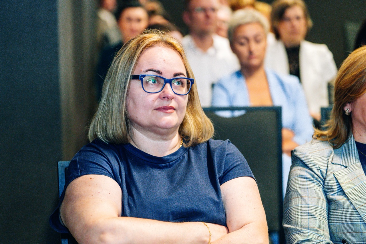 Uczestniczka wydarzenia w Hotelu Fokus, skupiona na wręczeniu wyróżnień PKO.