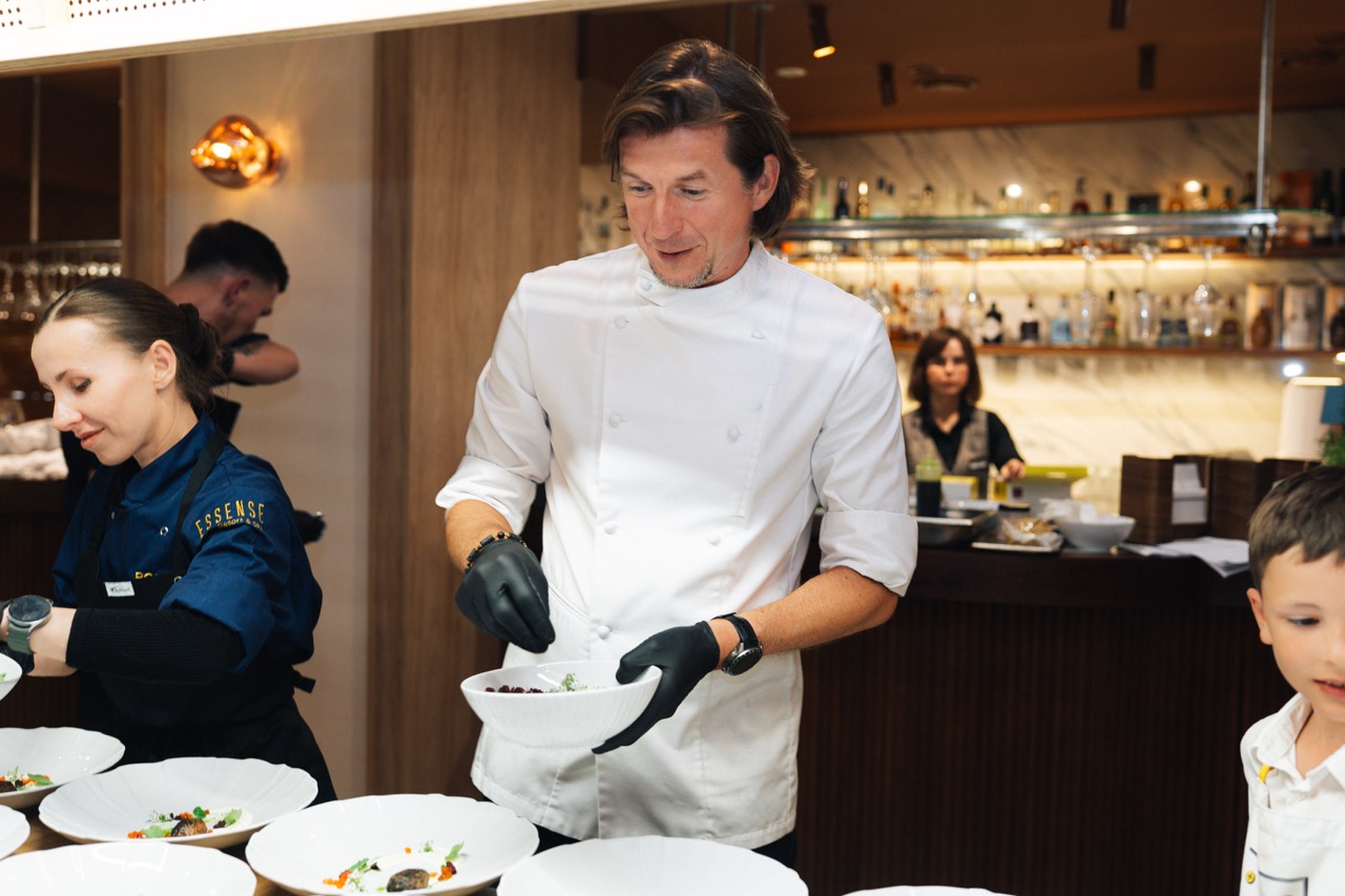 Sesja wizerunkowa Karola Okrasy w Szczecinie — profesjonalna atmosfera w kuchni restauracyjnej.