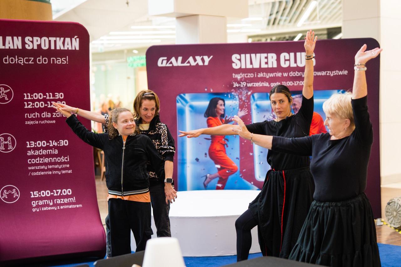 Uczestnicy warsztatów w CH Galaxy podczas zajęć tanecznych w ramach Silver Club w Szczecinie.