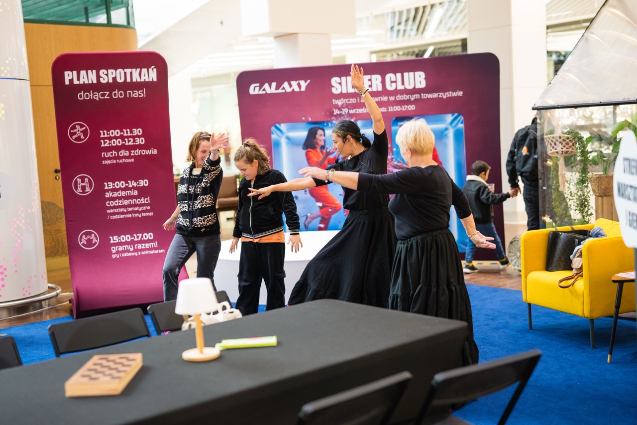Uczestnicy warsztatów w CH Galaxy tańczą i bawią się podczas eventu Silver Club w Szczecinie.